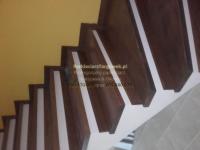 schody-debowe-barwione-na-orzech-i-podstopnie-z-cokołu