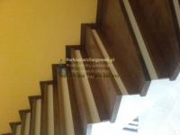 schody-debowe-barwione-na-orzech-i-podstopnie-z-cokołu1