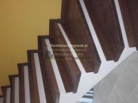 schody-debowe-barwione-na-orzech-i-podstopnie-z-cokołu3